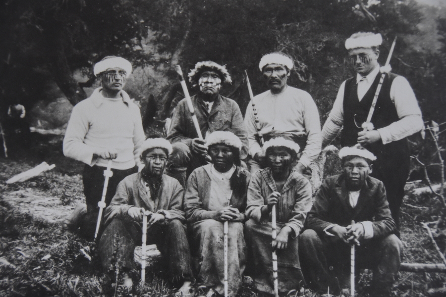 P. Martin Gusinde SVD (links) und P. Wilhelm Koppers SVD (rechts) bei der Jugendweihe der Yamana 1922.