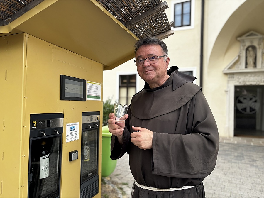 Die Weine in der Messweintankstelle sind auf sechs Grad temperiert. / Jutta Steiner/Kathpress Die Weine in der Messweintankstelle sind auf sechs Grad temperiert.