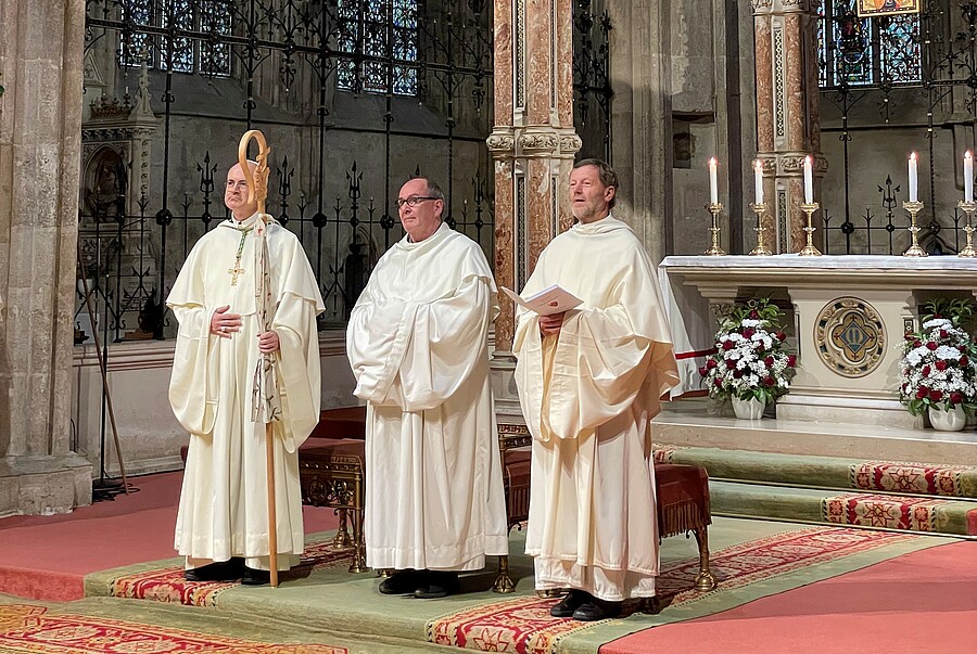 Abtpräses Pius Maurer (l.) und der erste Assistent der Österreichischen Zisterzienserkongregation Abt Reinhold Dessl (r.) mit dem neuen Administrator P. Simeon Wester (Mitte). / Stift Heiligenkreuz Abtpräses Pius Maurer (l.) und der erste Assistent der Österreichischen Zisterzienserkongregation Abt Reinhold Dessl (r.) mit dem neuen Administrator P. Simeon Wester (Mitte).