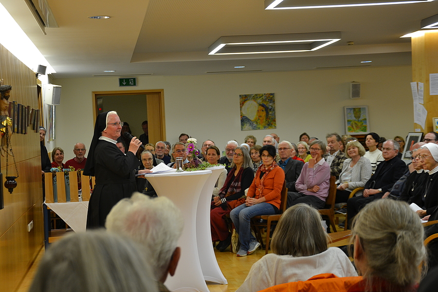 Provinzoberin Sr. Petra Car begrüßte die zahlreichen Gäste.