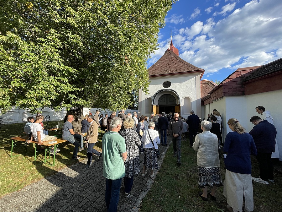 Zahlreiche Menschen feierten den Gottesdienst zum Jubiläum des Heilig-Kreuz-Karmels mit.