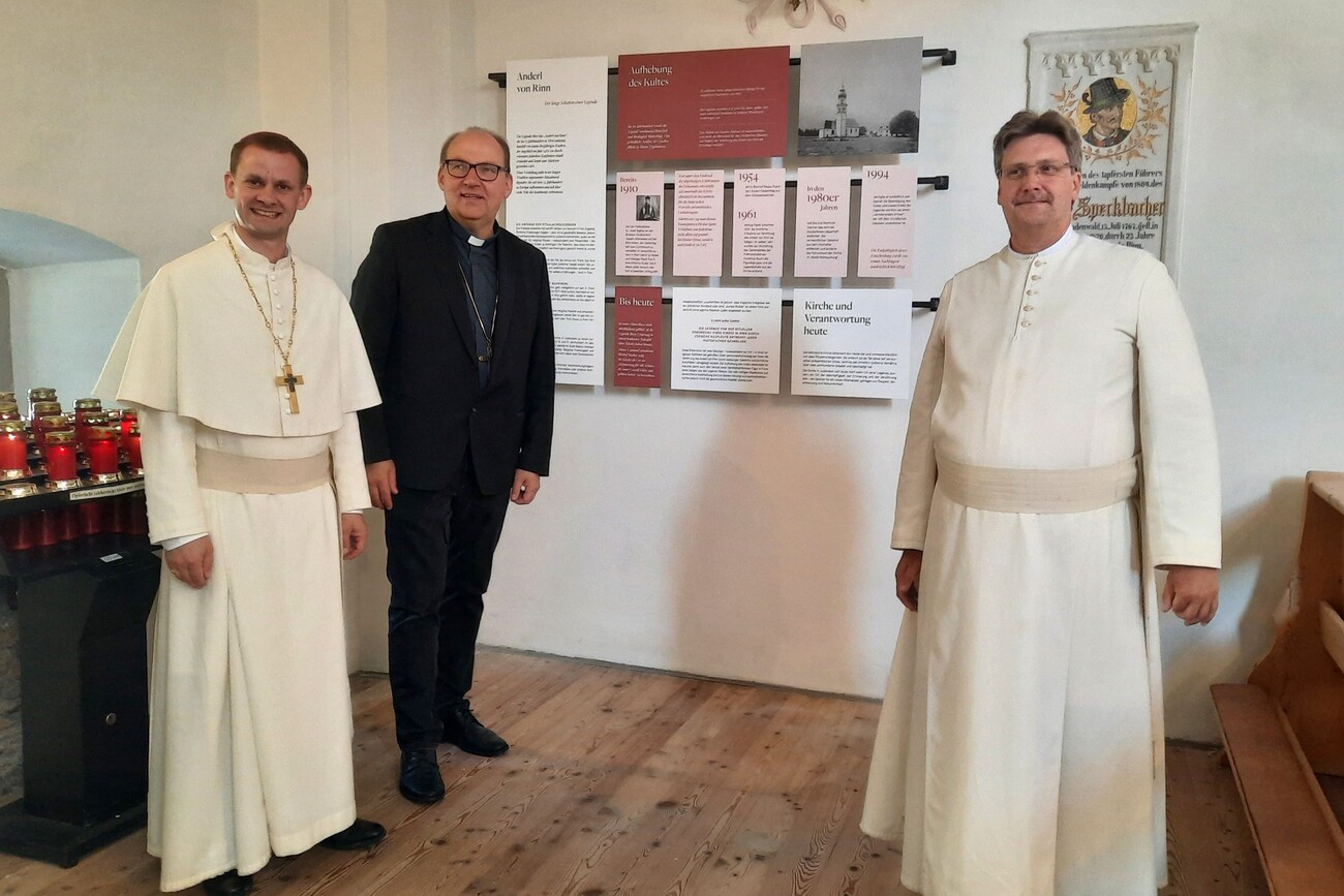 Abt Leopold Baumberger, Bischof Hermann Glettler und Pfarrer Augustinus Kühne (v.l.n.r.)