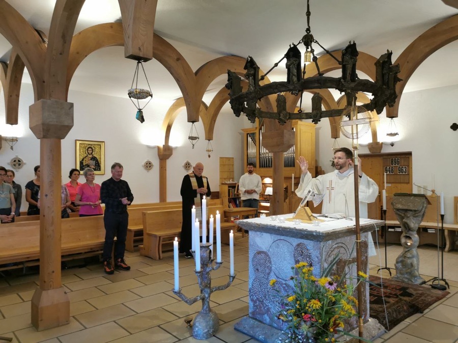 Br. Benedikt Hödlmoser spendete in der Klosterkirche des Europaklosters Gut Aich den Pilgersegen.