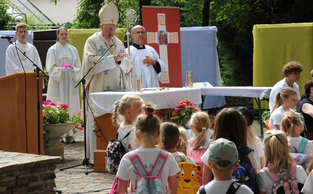 Festakt Franziskanerinnen Amstetten / Kirche bunt/Wolfang Zarl Festakt Franziskanerinnen Amstetten