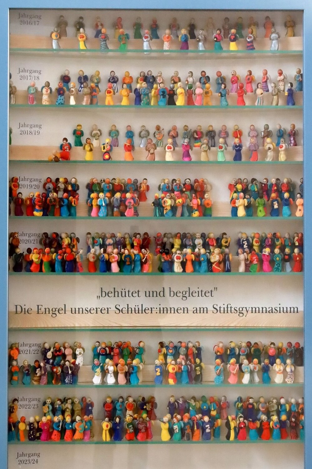 Abb. 11: Vitrine mit von Schülerinnen und Schülern gestalteten Schutzengelfiguren / © Walter Retschitzegger Abb. 11: Vitrine mit von Schülerinnen und Schülern gestalteten Schutzengelfiguren