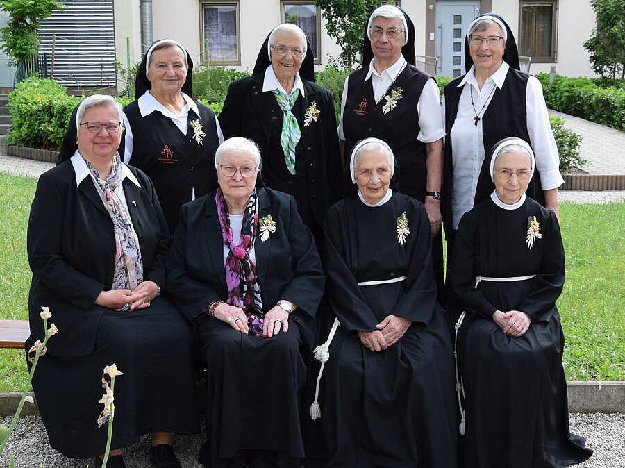 Generaloberin Sr. Franziska Bruckner (vorne, 1.v.l.) und Generalvikarin Sr. Elvira Reuberger (hinten, 1.v.r.) freuten sich mit den Jubilarinnen Sr. Berta Wesche, Sr. Erika Mitmasser, Sr. Reintraut Marchsteiner (vorne, v.l.), Sr. Hermine Renk, Sr. Ade