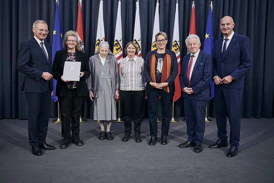 Ihre Mitschwestern begleiteten Sr. Zäzilia Holzer (2.v.l.) zur Preisverleihung. / Land Oberösterreich/Peter C. Mayr Ihre Mitschwestern begleiteten Sr. Zäzilia Holzer (2.v.l.) zur Preisverleihung.