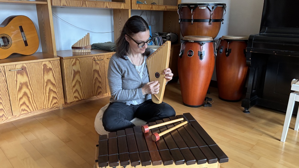 Sr. Katharina Fuchs mit der pentatonisch gestimmten Kantele