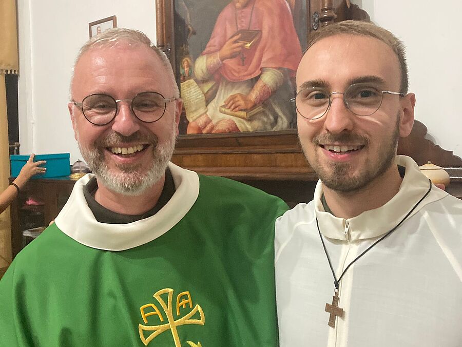 P. Martin Leitgöb freut sich über Klemens Schobesbergers Bereitschaft, sein Noviziat in Italien zu absolvieren.