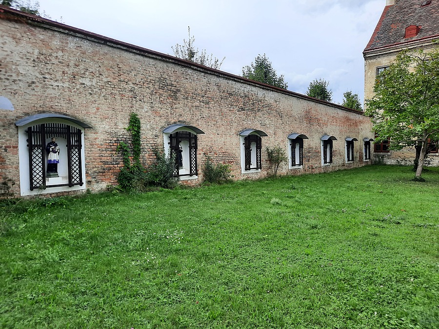 In Nischen im Garten des Klosters der Salesianerinnen in Wien sind acht Skulpturen zu finden. Die Statue der hl. Johanna Franziska von Chantal ist Teil davon. / ÖOK/km In Nischen im Garten des Klosters der Salesianerinnen in Wien sind acht Skulpturen zu finden. Die Statue der hl. Johanna Franziska von Chantal ist Teil davon.