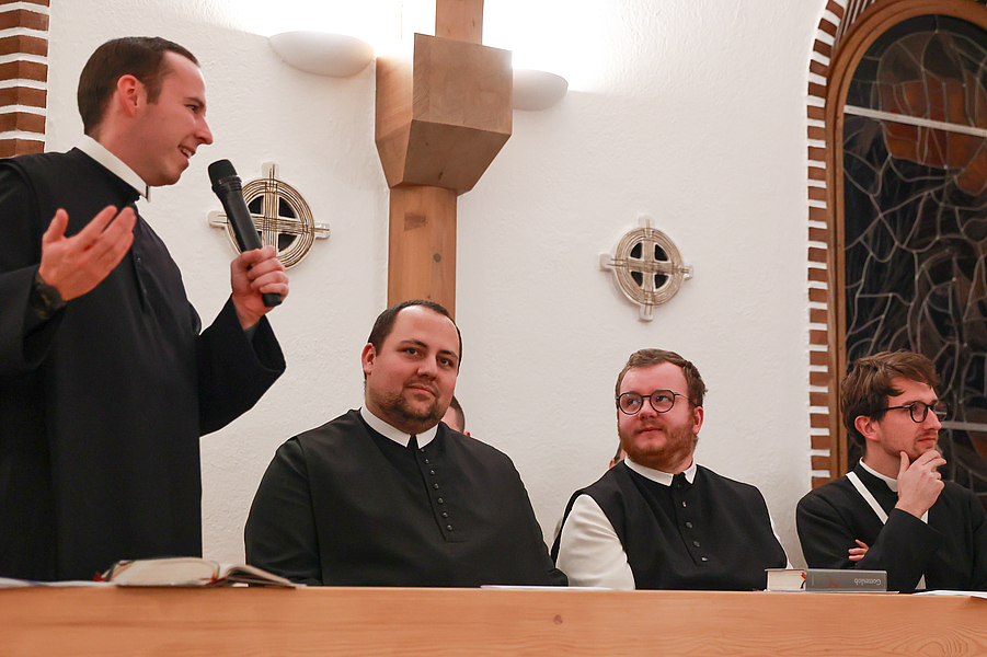 Vier junge Mitbrüder aus dem Kolleg St. Benedikt, Fr. Dominik Marold (Benediktinerstift Melk), Fr. Nikolaus Aigenbauer (Benediktinerstift Göttweig), Fr. Kilian Mitterhuemer (Zisterzienserstift Schlierbach) und H. Matthias Gassner (Augustiner-Chorherr