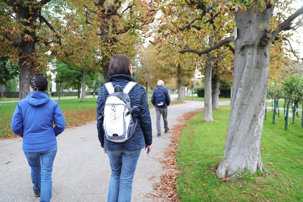 Schweigend durch den Volksgarten