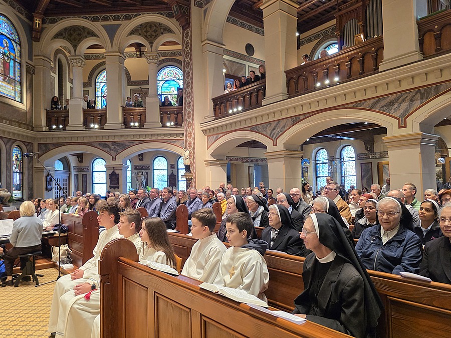 Die Klosterkirche der Franziskanerinnen von Amstetten war anlässlich der Jubiläumsfeierlichkeiten bis auf den letzten Patz gefüllt. / Wolfgang Zarl Die Klosterkirche der Franziskanerinnen von Amstetten war anlässlich der Jubiläumsfeierlichkeiten bis auf den letzten Patz gefüllt.