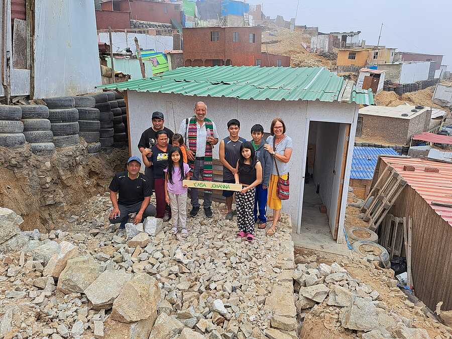 Am Sonntag vor Sr. Karina Beneders Rückkehr nach Österreich wurde dieses Haus, das von einer Zwettler Familie finanziert wurde, gesegnet.