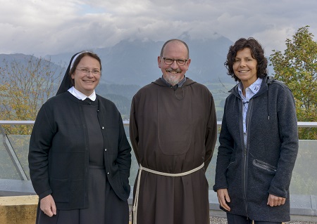 viel. wesentlich. mehr. weninger / Foto Jack Haijes, Weinmeisterstraße 9, 4560 Kirchdorf/Krems, Österreich, Jack Haijes viel. wesentlich. mehr. weninger
Dialog zwischen Sr. Anna Kurz, Br. Rudolf Leichfried und Gerlinde Kaltenbrunner mit Ferdinand Kaineder.
Was bewegt sie bei dem Thema 'viel mehr wesentlich weniger' und das wortwörtlich
Gerlinde Kaltenbrunner, Profiber