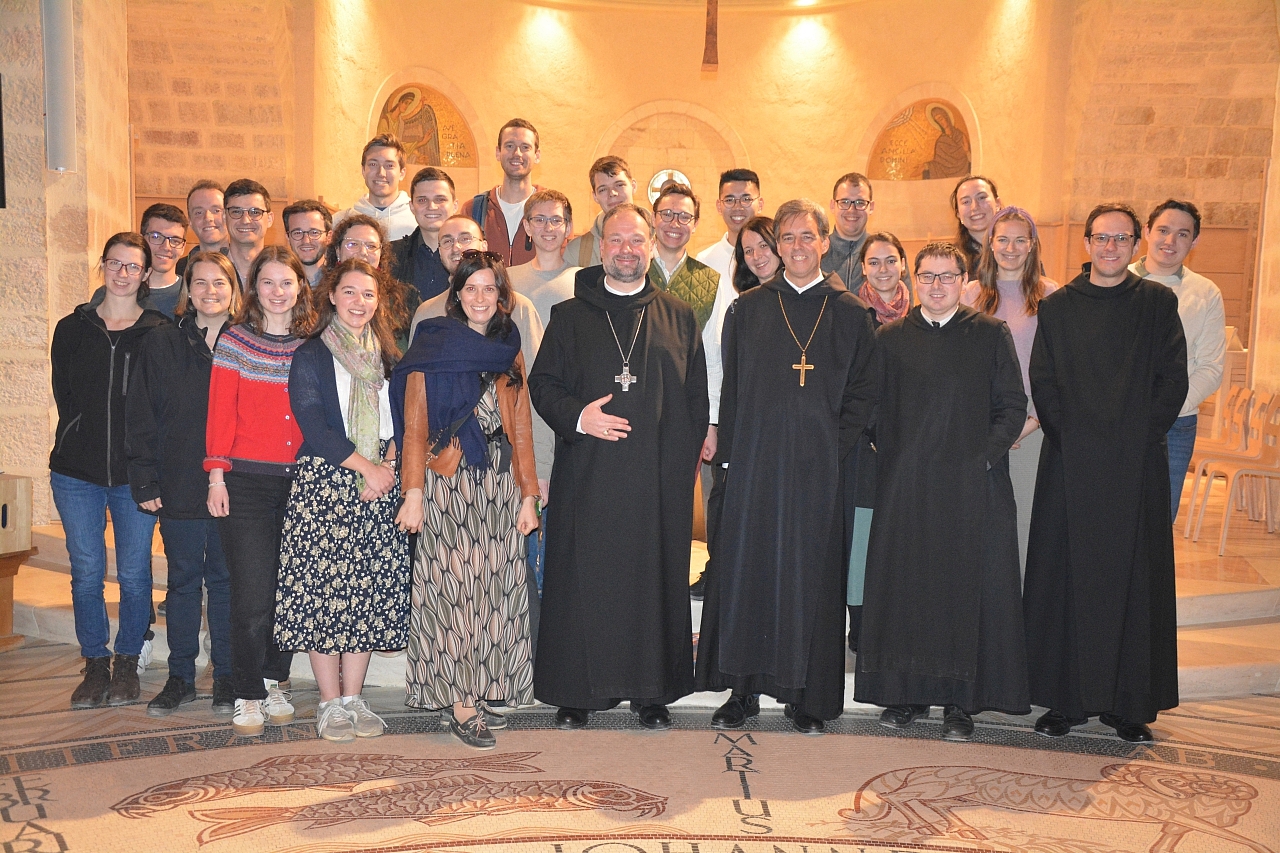 Pilgergruppe von Treffpunkt Benedikt in der Abtei Dormitio mit Abt Nikodemus Schnabel OSB und Abt Bernhard Eckerstorfer OSB