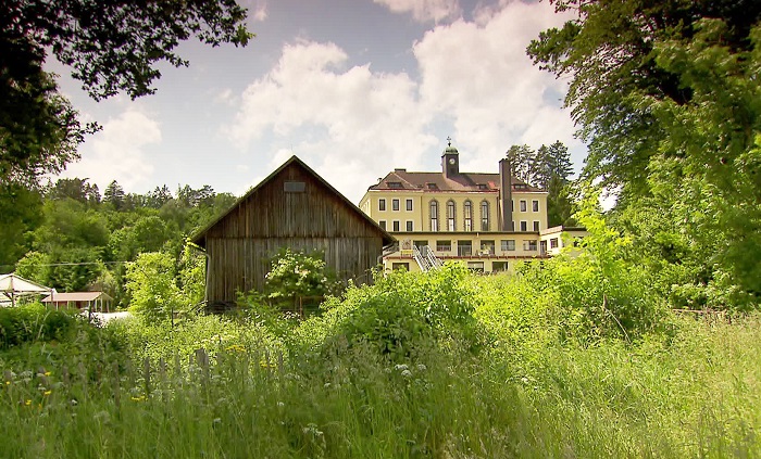 Thema Spezial / ORF 'Thema Spezial', 'Gewalt durch Ordensschwestern im Kinderheim.' Gewalt durch Ordensschwestern im Kinderheim - ein 'Thema'-Spezial deckt auf
Drei Br?der, 34, 35 und 37 Jahre alt, klagen an: Als Kinder werden sie von der Stadt Wien ihren Eltern wegen V