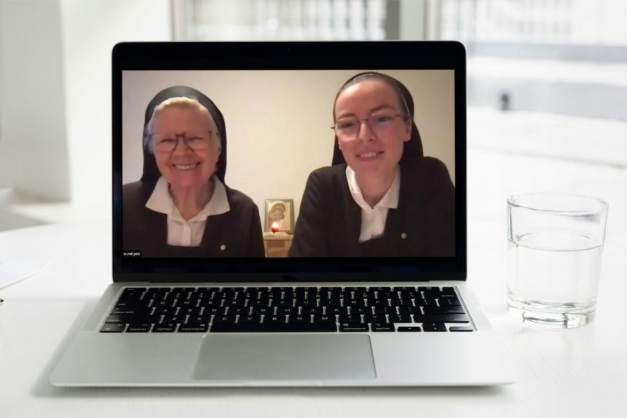 Sr. Huberta Rohrmoser und Sr. Mirjam Schwaiger von den Marienschwestern vom Karmel waren am 9. April 2024 bei „Prayer Stations – Wege des Betens“ zu Gast.