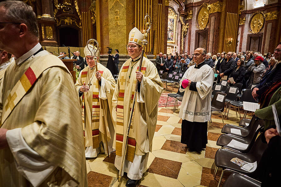 Der Wahlspruch von Abt Ludwig Wenzl gebe die Blickrichtung für seine Aufgaben als Abt und für alle, die in Christus vereint sind, vor, sagte Weihbischof Anton Leichtfried in seiner Predigt. / Franz Gleiß Der Wahlspruch von Abt Ludwig Wenzl gebe die Blickrichtung für seine Aufgaben als Abt und für alle, die in Christus vereint sind, vor, sagte Weihbischof Anton Leichtfried in seiner Predigt.