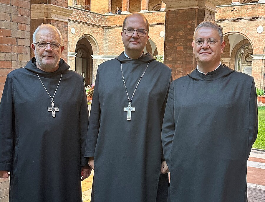 Der Erzabt von St. Ottilien, Wolfgang Öxler, (links) und P. Javier Aparicio Suarez, Prokurator der Missionsbenediktinerkongregation, (rechts) freuten sich mit dem neuen Abtprimas Jeremias Schröder.
