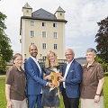Die Schwestern übergeben Seniorenresidenz Schloss Kahlsperg an Caritas Salzburg und Casa Leben Foto: Neumayr/Leo 10.07.2017 Benedicta Lienbacher, Markus Platzer, Anna Rohrmoser, Johannes Dines, Emanuela Resch,