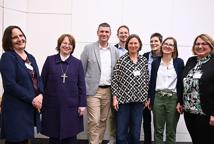 Die Organisator:innen mit den Referent:innen (v.l.): Marie-Theres Igrec (Ordensgemeinschaften Österreich), Bischöfin Cornelia Richter, Generalvikar Harald Mattel, Markus Aichelburg, Anne-Kathrin Wenk, Sr. Gudrun Schellner SSM, Anna Davogg (Konferenz 