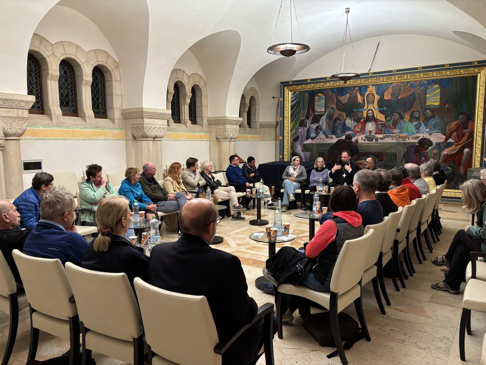 Gespräch mit Abt Nikodemus Schnabel und Vertreter:innen von Tag Meir
