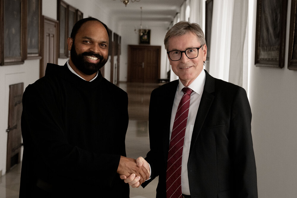 Pater Provinzial Saji Mullankuzhy, Provinzial der Österreichischen Ordensprovinz der Barmherzigen Brüder, begrüßt Mag. Peter Ausweger als neuen Gesamtleiter der Ordensprovinz / kathbild.at Pater Provinzial Saji Mullankuzhy, Provinzial der Österreichischen Ordensprovinz der Barmherzigen Brüder, begrüßt Mag. Peter Ausweger als neuen Gesamtleiter der Ordensprovinz
