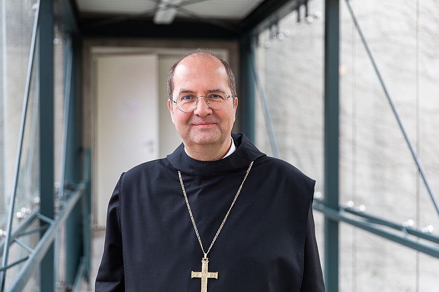 Abtprimas Jeremias Schröder blickt optimistisch in die Zukunft des Klosterlebens.