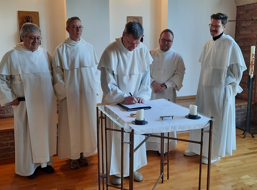 Povinzial P. Peter Kreutzwald und die restlichen Mitglieder des Diffinitoriums unterzeichneten zum Abschluss des Provinzkapitels die Akten.