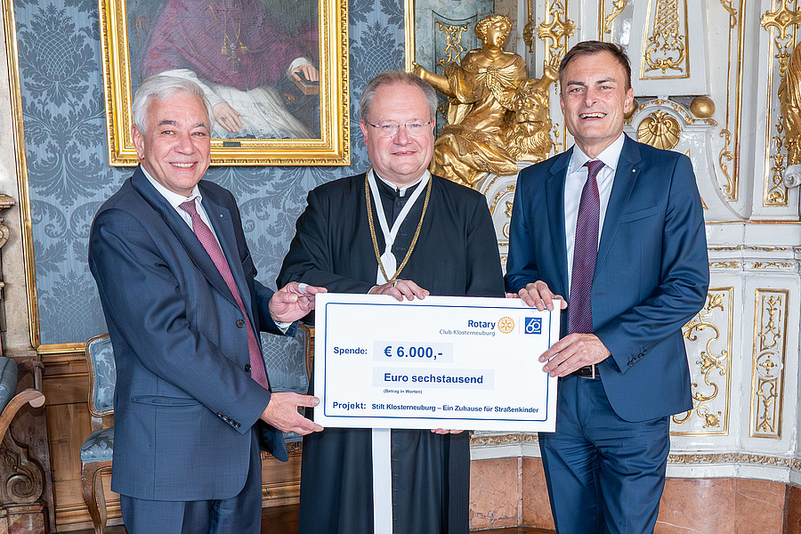 Richard Limbeck (l.) und Christian Hurek (r.) vom Rotary Club Klosterneuburg übergaben Propst Anton Höslinger die Spende.