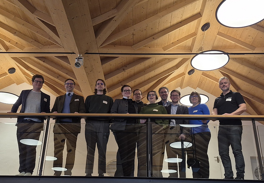 Das Organisationsteam und die Referent:innen des Studientags: Daniel Haberler-Maier, Maximilian Alexander Trofaier, Herwig Mitter, Elisabeth Sebanz, Johannes Leitner (2. Reihe), Maria Sonnleithner, Lukas Winder (2. Reihe), Leonhard Baumgartl, Johanna