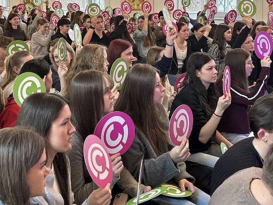 Mit grünen und pinken Abstimmungstafeln wurde das Publikum aktiv in die Diskussion eingebunden. / HAK Lambach Mit grünen und pinken Abstimmungstafeln wurde das Publikum aktiv in die Diskussion eingebunden.