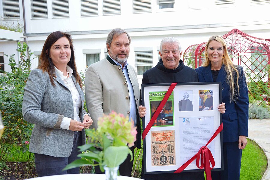 Erinnerungen und Geschenke anlässlich des 75. Geburtstags von Frater Paulus Kohler (3.v.l.) sowie des 20-Jahr-Jubiläums der Kooperation zwischen dem Elisabethinen-Krankenhaus Klagenfurt und den Barmherzigen Brüdern. 