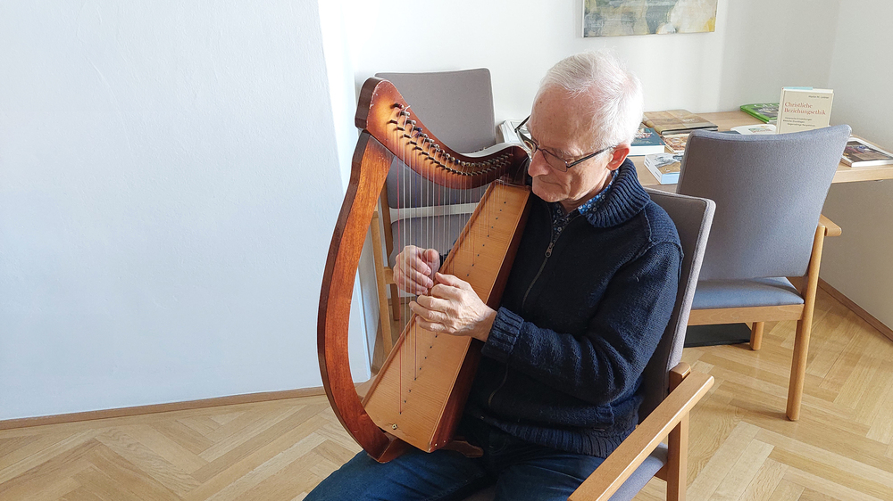 P. Werner Hebeisen und seine Schoßharfe