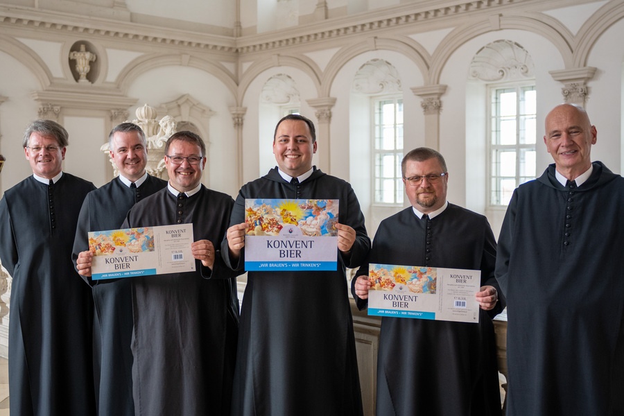 Abt Columban Luser lüftete der Klostergeheimnis – das stiftseigene Bier wird „Konventbier“ heißen. Die Mitglieder des Konventes freuen sich mit Abt Columban und „Braumönch“ Pater Pirmin Mayer auf die erste Kostprobe beim Adventlichen Zauber: P. Pirmi