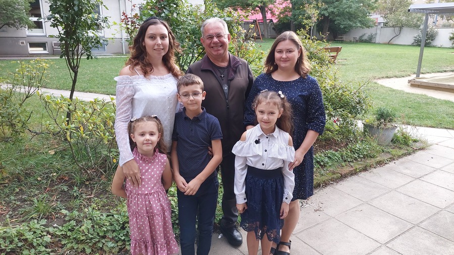 Nataliia mit ihren Kindern Maria und Alexander und Zhanna mit ihrer Tochter Anna fanden eine Bleibe beim Salvatorianer P. Johannes Neubauer in Wien X.