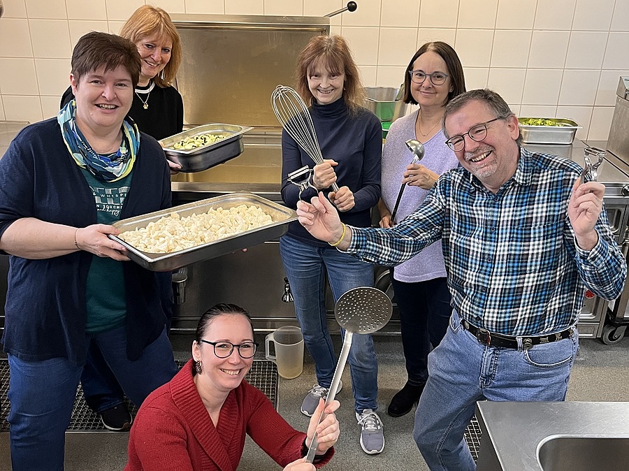 Das Team der Missionsprokur kochte am Vormittag die Suppe für das Fastensuppenessen.