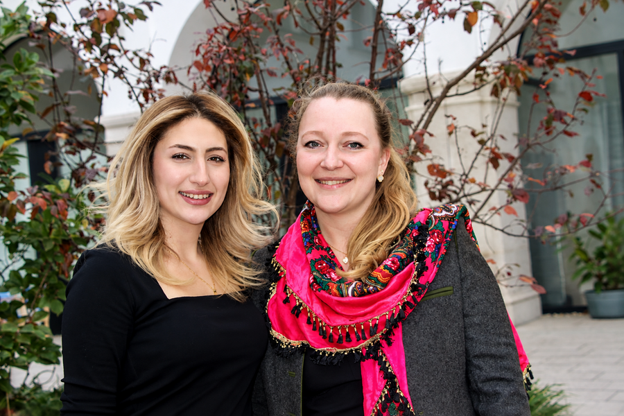 Christine Wehbe und Magdalena Nauderer setzen sich auf unterschiedliche Weise für Bildungschancen ein. Während Nauderer die Bildungsprogramme von JWL im Irak verantwortet, möchte Absolventin Wehbe ihre Erfahrungen weitergeben und anderen jungen Fraue
