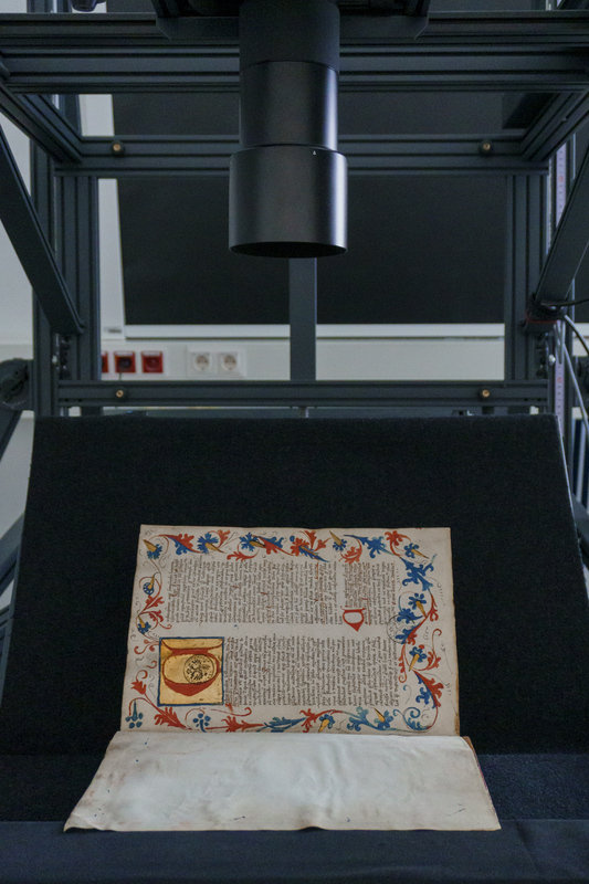 Abb_07_Innsbruck_ULBT_Cod421_1r_Buchtisch / © ULBT/Maria Wilhelm Abb_07_Innsbruck_ULBT_Cod421_1r_Buchtisch