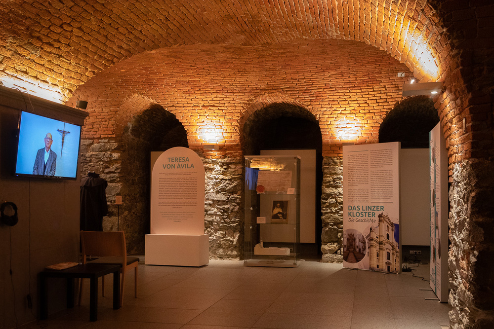 Ausstellung „400 Jahre Freundschaft mit Gott. Gemeinschaft – Gebet – Gaben“ in der Krypta des Karmelitenkonvents in Linz 