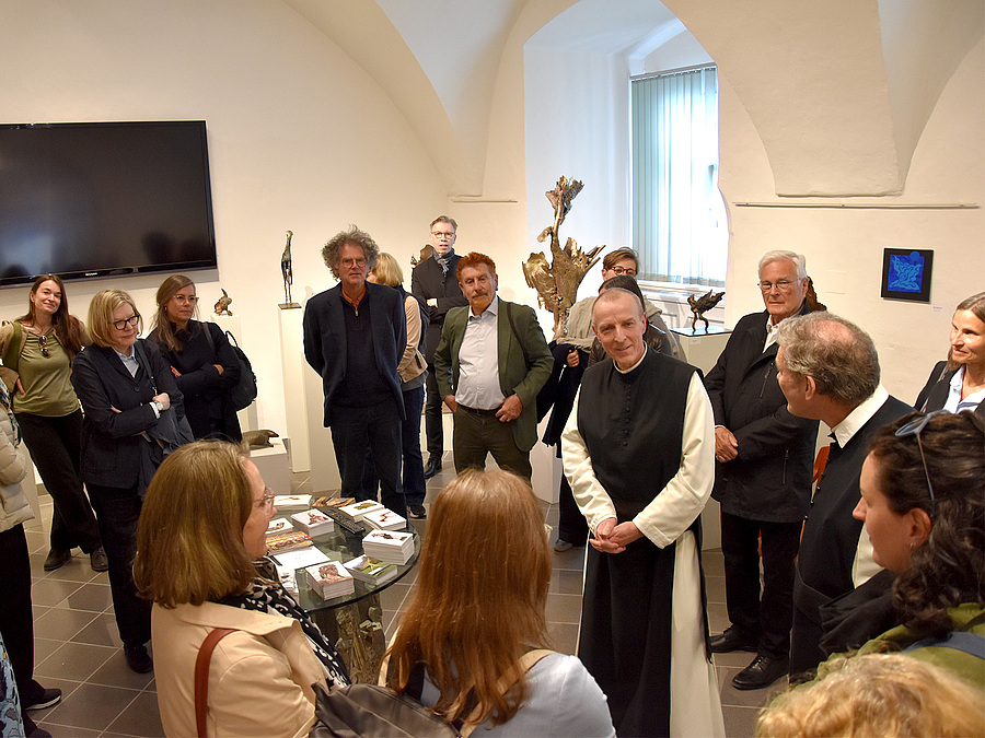 P. Raphael Statt führte die Teilnehmer:innen durch sein Künstleratelier und die Aula mit seinen ausgestellten Werken. / Stift Heiligenkreuz/Reinhard Gölzner P. Raphael Statt führte die Teilnehmer:innen durch sein Künstleratelier und die Aula mit seinen ausgestellten Werken.