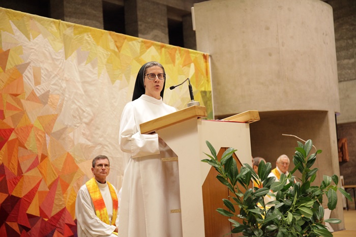 Sr. Franziska Madl rief in ihrer Predigt im Rahmen des Abschlussgottesdienstes der Österreichischen Ordenstages zum Vertrauen auf Gott auf.