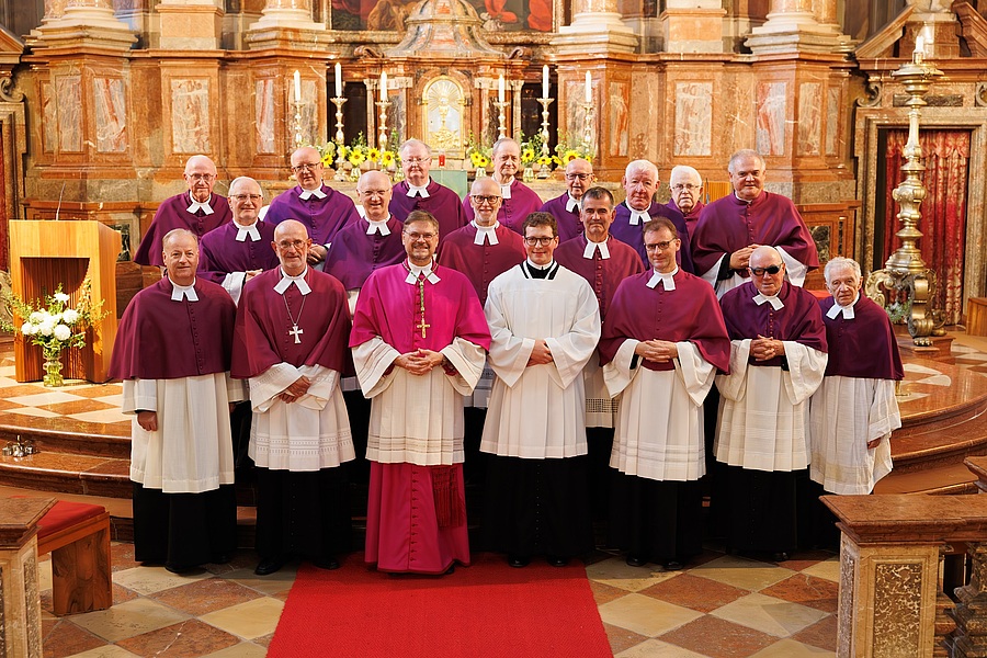 Tobias Kaiser (4.v.l.) wurde als Novize in die Gemeinschaft der Augustiner-Chorherren im Stift St. Florian aufgenommen.