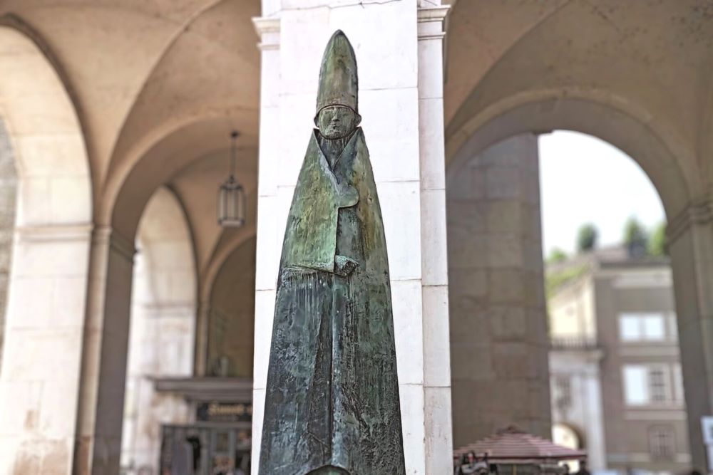 Skulptur vor dem Salzburger Dom