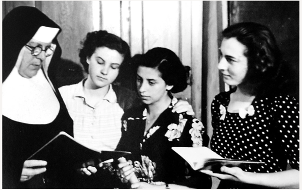 Unterricht bei den Ursulinen: Sr. Mater Lucia mit Schülerinnen 