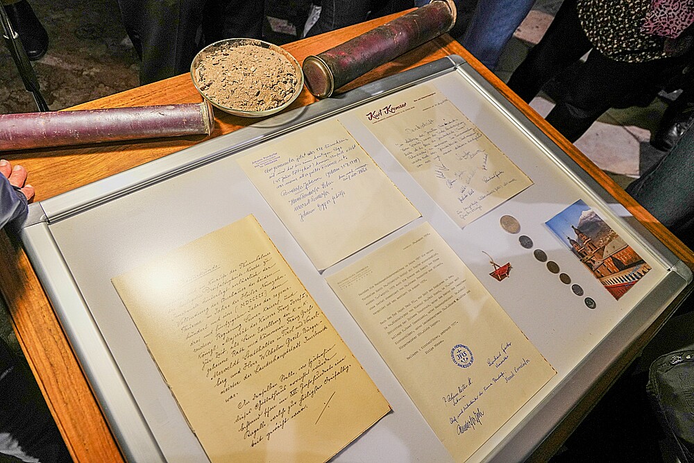 Inhalt der Zeitkapsel / Diözese Innsbruck / Arno Cincelli Inhalt der Zeitkapsel