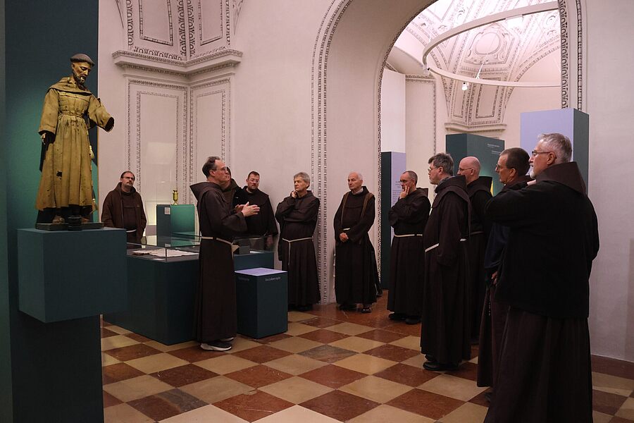 Auf dem Programm des Treffens stand ein Besuch der Ausstellung „LebensKunst“ im Salzburger Domquartier. Br. Florian Mair, einer der Kuratoren, führte die Franziskaner durch die Ausstellung. / OFM Austria/Martin Barmettler ofm Auf dem Programm des Treffens stand ein Besuch der Ausstellung „LebensKunst“ im Salzburger Domquartier. Br. Florian Mair, einer der Kuratoren, führte die Franziskaner durch die Ausstellung.