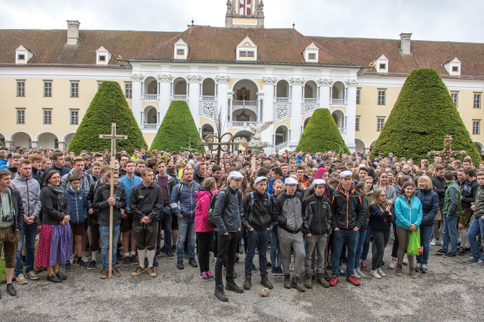 Wallfahrt der Landwirtschafstschulen OÖ, Motto „Der Stein schwimmt“. Foto: Jack Haijes