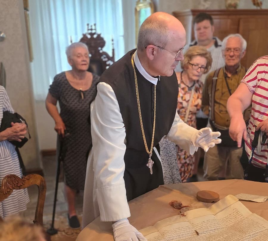 Abt Pius Maurer präsentierte bei der Spezialführung im Stift Lilienfeld unter anderem eine fast 750 Jahre alte Pergamenturkunde.
